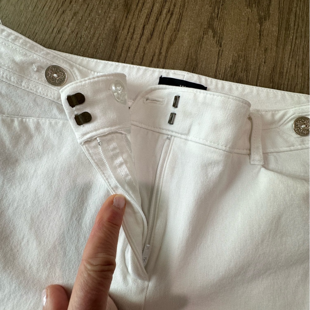 White House Black Market “The Slim Crop” White Size 4 - Picture 5 of 11